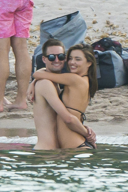 32 yaşındaki Kerr ile yeni sevgilisi Evan Spiegel ile Korsika'da aşk tatiline çıktı.