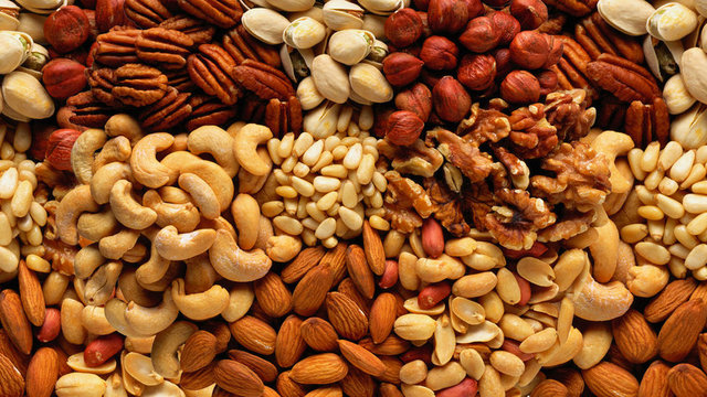 Kabuklu kuruyemişler: İyi yağların yanında, protein, vitamin ve minerallerle dolu olan sert kabuklu yemişler, enerjiniz azaldığında tüketebileceğiniz ideal atıştırmalıklardır.