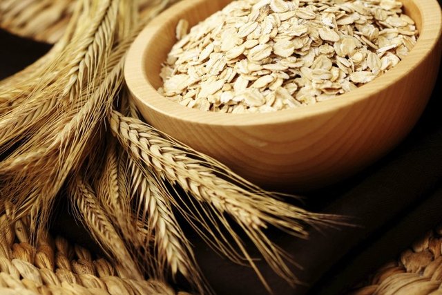 Sağlıklı bir kahvaltı ya da atıştırmalık olarak müsli, yulaf lapası ya da yulaflı kurabiyeleri deneyin.