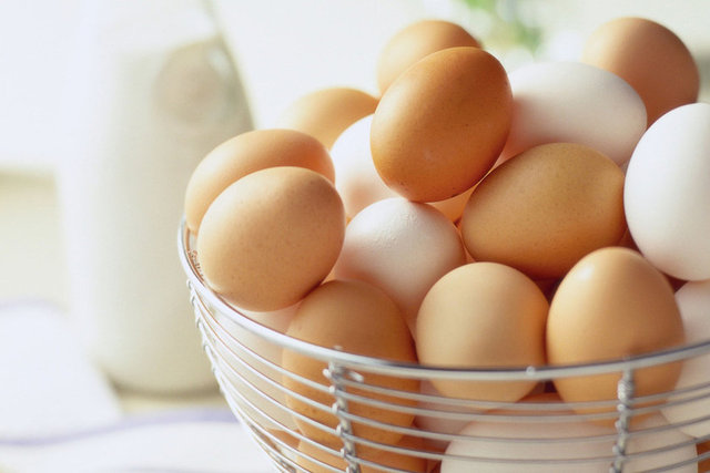 Yumurta: Vücudumuzdaki proteinlerin yapı taşı olan 9 temel amino asit içermesi nedeniyle tam protein kaynağı olarak adlandırılabilecek nadir gıdalardan biridir.