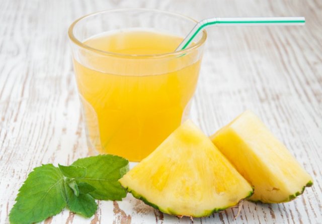 Cilt ve saçı güzelleştirir. Ananasın içerdiği zengin B vitamini cildi etkili bir şekilde nemlendirir ve saçı da parlatır.