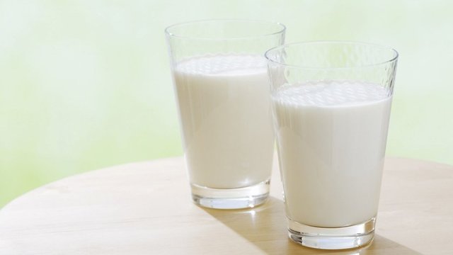 Çocukluk döneminde içilen günde 2 bardak süt zeka gelişimi açısından büyük önem taşırken, okul başarısını artırdığı kanıtlanmıştır.