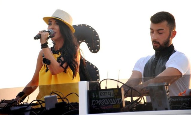 Bodrum'da sahibi olduğu Sebastian Beach Club'da happy hour'lar düzenleyen Hande Yener, mekânında çalacak DJ'lere Demet Akalın ültimatomu verdi.