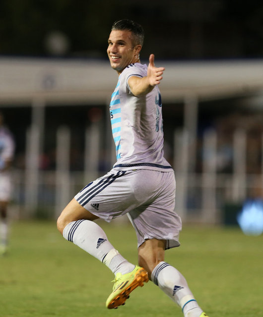 - Ahmet Çakar, Fenerbahçeli Robin van Persie'nin Atromitos'a attığı gol öncesi faul yaptığını söyleyip golcü için "Uçan değil, iten Hollandalı" yakıştırmasında bulundu.