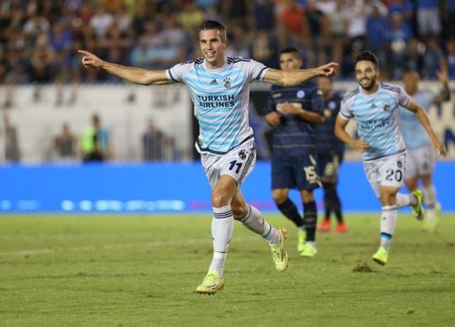 -  - * Taraftarı olduğum takımın golünü Van Persie atıyor. Gidip bir kruvaze konyak - açayım, şömineli bir eve taşınayım.