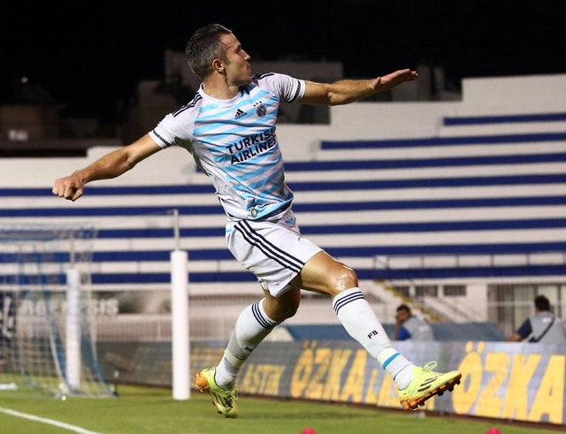 - * Fenerbahçe, Atromitos'u deplasmanda Robin van Persie'nin attığı golle 1-0 mağlup ediyor. Cümledeki asalete gel. -