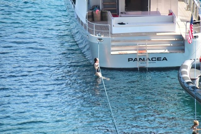 Yüzdükten sonra tekneyi karaya bağlayan halatta barfiks çeken Sertab Erener, fit vücuduyla dikkat çekti.
