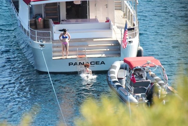 Erener, gün boyu denize girip güneşlenerek hem dinlendi hem enerji topladı.