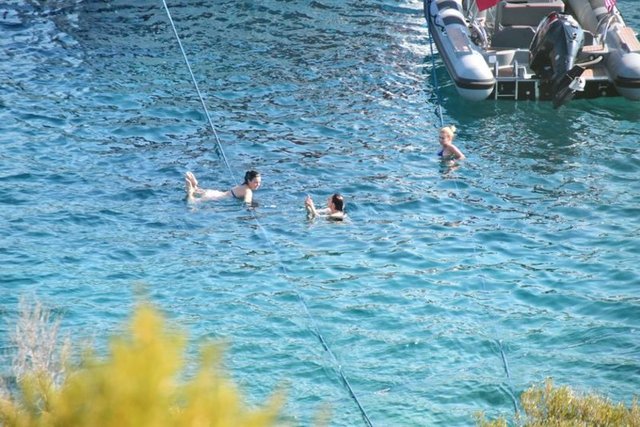 GÜN BOYU GÜNEŞLENDİ - Serin suların keyfini çıkaran ünlü şarkıcıya tekne keyfi sırasında Model Grubu'nun solisti Fatma Turgut da eşlik etti.