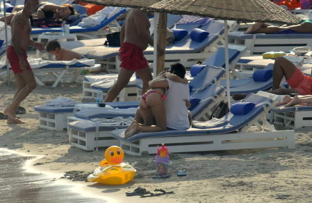 Sevgilisi Umut Kızıltan ile Çeşme'de denizin ve güneşin tadını çıkaran güzel oyuncu,tatsız bir sürprizle karşılaştı.