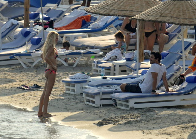 Yunus Emre ÇINAR - SHOW TV'NİN ekimde ekrana gelecek dizisi 'Gamsız Hayat'ın kadrosuna dahil olan Dilara Öztunç, yeni sevgilisi Umut Kızıltan'la Çeşme'de tatile başladı.