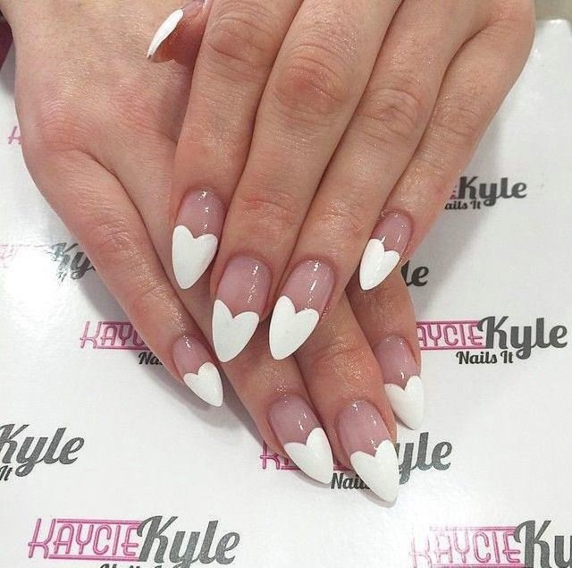 Kalpli French: İster hazır halde satılan kalp şeklindeki nail art kağıtlarından alın, isterseniz kendiniz hazırlayın farketmez; sonucu kesinlikle seveceksiniz.  -