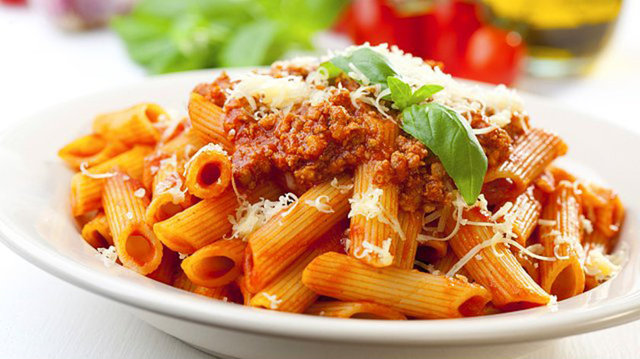 Karbonhidratların en küçük parçası olan glukoz, kan şekerini oluşturuyor. Vücuttaki bütün hücreler glukozu kullanır. Yemek sonrası kan şekerinde görülen artışın hızı ve miktarı diyetin örüntüsüne göre farklılık gösterir.