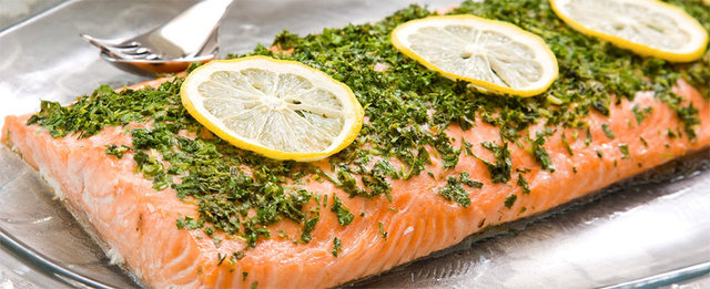 Soğuk sularda yetişen ve kalp sağlığı açısından vazgeçilmez olan omega -3 barındıran somon balığını tüketirken, çiftlik balığı yerine doğal somon balığı tüketmeye dikkat etmelisiniz. -