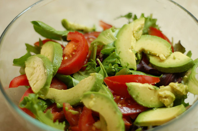 55 yaşındaki bir katılımcı, programın ilk haftasında 3 kilo kaybetmiş ve meyve tüketiminin önemini derinlemesine kavramış. Açlık hissi ile boğuşan bu kişi, avokado sayesinde tok kalmayı başarmış.