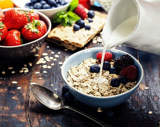 Kahvaltıda yulaf ezmesi yiyin: Tekrar yulaf ezmesi mucizesi ile karşı karşıyayız. Bu diyete göre sabahları yulaf ezmesinden muhakkak faydalanılmalı.