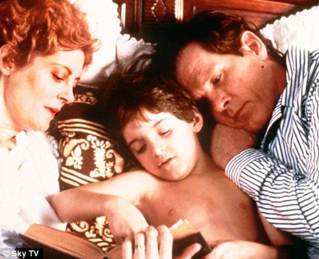 Kısa sürede çocuklarının hastalığına çözüm bulan anne ve baba çocuklarını ölümden kurtarırlar. Ailenin mücadelesi ALD'ye karşı savaşmayı ve mücadeleyi gözler önüne seriyor.