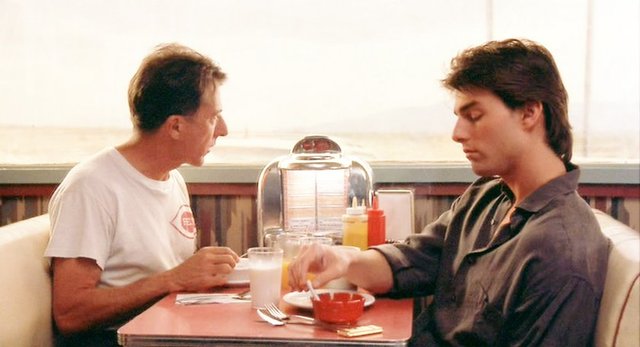 Ancak cenazeye gittiğinde tüm mirasın daha önce varlığından dahi haberi olmadığı ağabeyi Raymond'a kaldığını öğrenir.