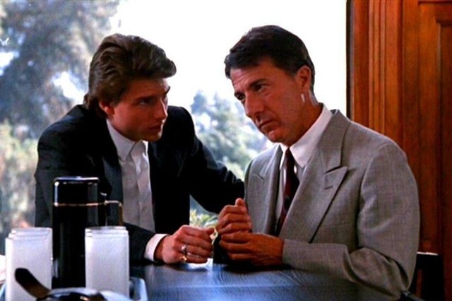 Mirası bırakmak istemeyen Charlie, otistik abisini klinikten kaçırır. Yol boyunca abisinin yaşamı zorlaştıran alışkanlıklarıyla ve takıntılarıyla karşı karşıya kalırken,