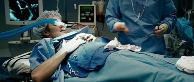 Fakat doktorların ve diğer ameliyat ekibinin bundan haberi yoktur… Awake filmi her yıl 700 kişinin ameliyat sırasında tam uyuyamamasından yola çıkılarak yazılmıştı.