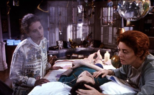 Nihayetinde araştırmalar sonucunda beyindeki zararın kandaki tehlikeli yağ asitlerinden kaynaklandığı keşfedilir. Baba Augusto'nun sonuca erişmiş olması tıp profesörlerinin ilgisini çeker.