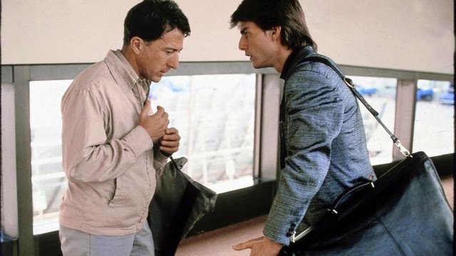 Aynı zamanda abisinin  matematik ve hafızalama konusundaki insanüstü yeteneği karşısında da hayretler içerisinde kalır.