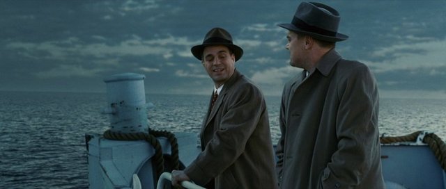 Film, Teddy Daniels ve Chuck Aule isimli iki polis memurunun, Rachel Solando isimli bir akıl hastasının ortadan kaybolması ile oldukça tehlikeli olan akıl hastalarının tedavi gördüğü Shutter Adası'nda bulunan Ashecliffe Hastanesi'ne gitmesiyle başlar.