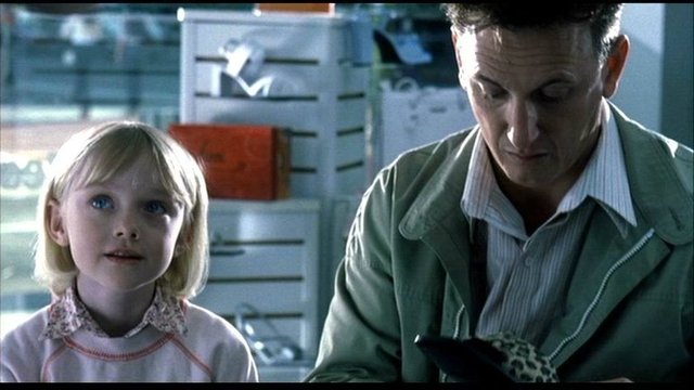 Sam 40'lı yaşlarında otizmli bir adamdır. Kızına yalnız başına bakmaya çalışan Sam, 7 yaşında bir çocuğun zekasına sahiptir.