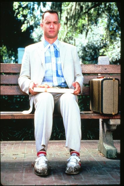 Film süresince Forrest, Elvis Presley, Kennedy, Nixon'ın da olduğu tarihsel kişilerle kaza eseri tanışır. 50'lerden 70'lerin sonuna kadar gelen bir süre zarfında izliyoruz.