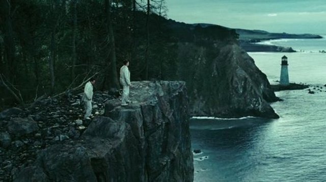 Gittikçe sarpa saran işler davayı daha da zora sokar ve zamanla rüya ile gerçek karıştırılır.