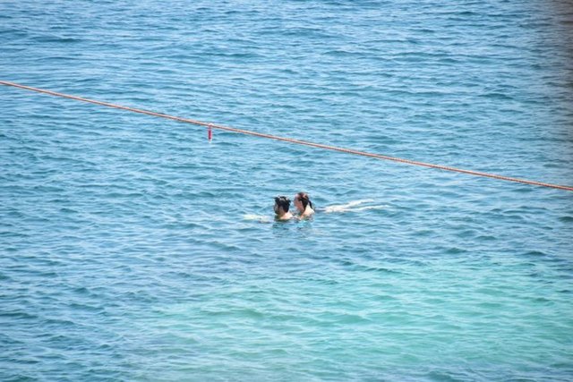 SU JETİYLE YÜZDÜLER - Özçivit su jetiyle yüzerken Fahriye Evcen, sevgilisinin sırtına bindi.