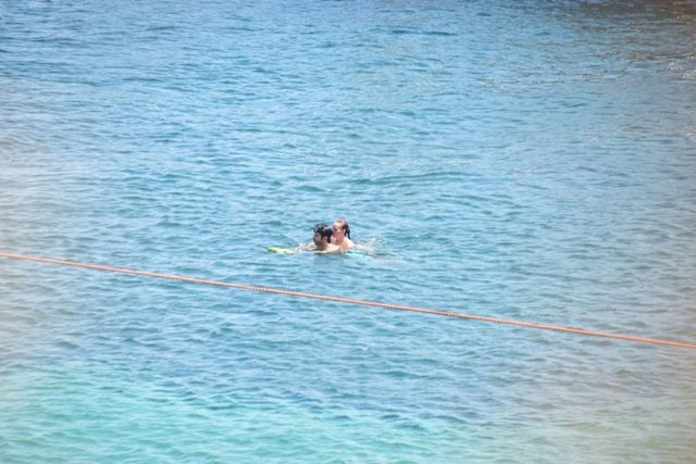 Denizde su jetiyle eğlenceli dakikalar yaşayan Burak Özçivit'e daha sonra Fahriye Evcen de sırtına binerek eşlik etti.