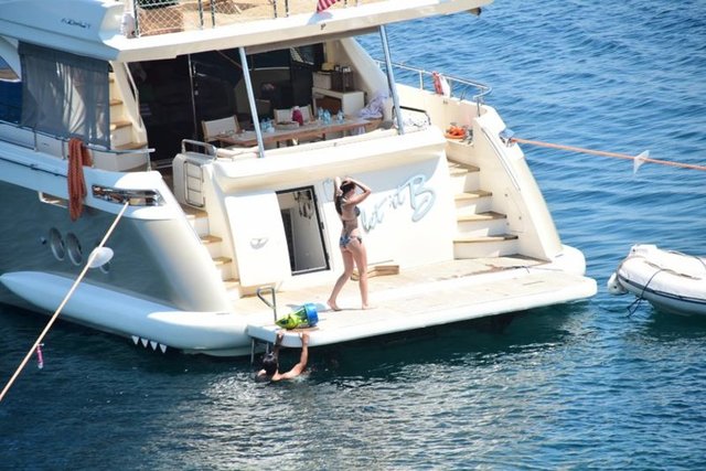 Önceki gün Türkbükü Bodrum Mantı açıklarına demirli teknede kahvaltı yapan sevgililer, öğlene doğru denize girdi.