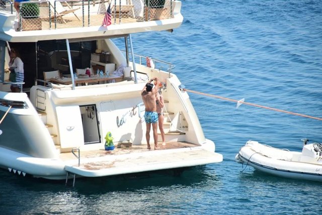 Bir süre şakalaştıktan sonra tekneye ilk olarak Evcen döndü. Yakışıklı oyuncu rahat duş alması için sevgilisine yardım etti.