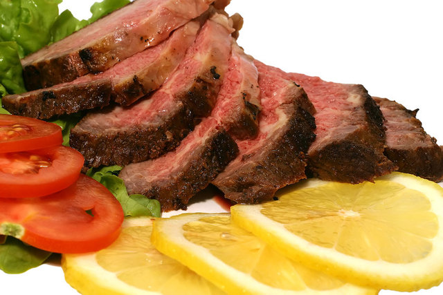 Et: Parçalara bölünmüş halde belirli kaplarda satılan etler, fazla sulu ve kanlı, aşırı yumuşamış, ezilmiş, renk değiştirmiş, doğal rengi dışında yeşil, sarı gibi renk değişimlerine sahipse bu tür ürünleri satın almayın.