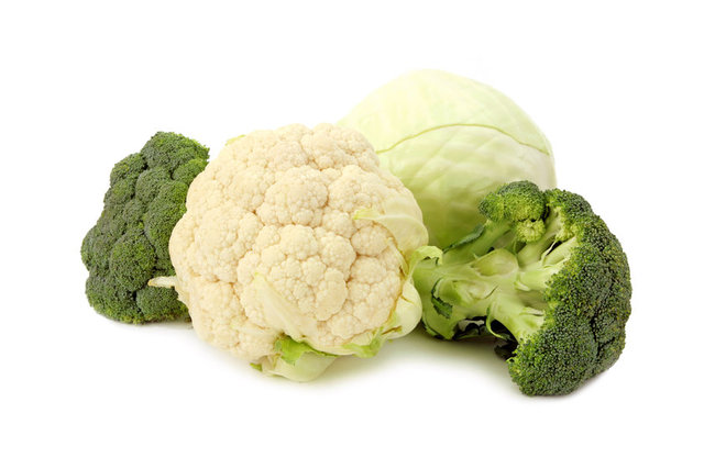 Karnabahar-Brokoli: Karnabaharın üzerindeki kahverengi lekeler ve brokolinin sararmaya başlamış olması taze olmadığına işaret ediyor.