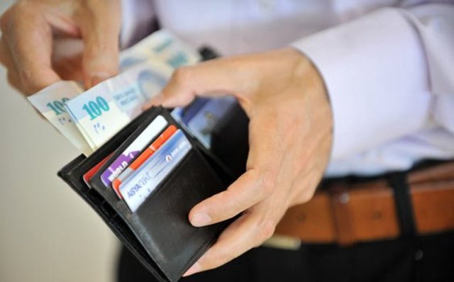 Şu anda 2 bin 29 TL olan işe yeni giren bir hizmetlinin maaşı sosyal yardımlarla birlikte ocakta 2 bin 151 TL'ye temmuzda ise 2 bin 259 TL'ye çıkacak.