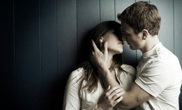 Alt dudağını şakacıktan ısırın, sonra da dudaklarını yalayın. Yukarıdaki hareketlerin farklı çeşitlemelerini deneyin. Sınırsız sayıda kombinasyon deneyebilirsiniz. -