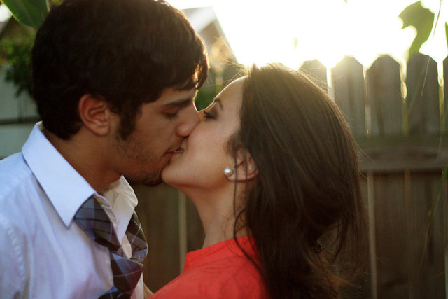 B planı (Cilveli Fransız öpücüğü): Eşinizin hafifçe solumasından da belli olduğu gibi bu öpüşmede tatlı sözler söylemek gerekir.  -