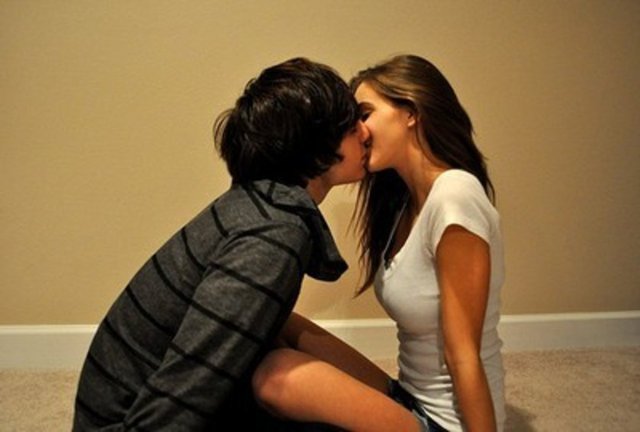 Dilinizi ağzının sığ yerlerine saplayın, derinlere saplayın. Ardından yine daireler çizin. Başınızı öbür yana eğin, hareketi baştan yapın.  -