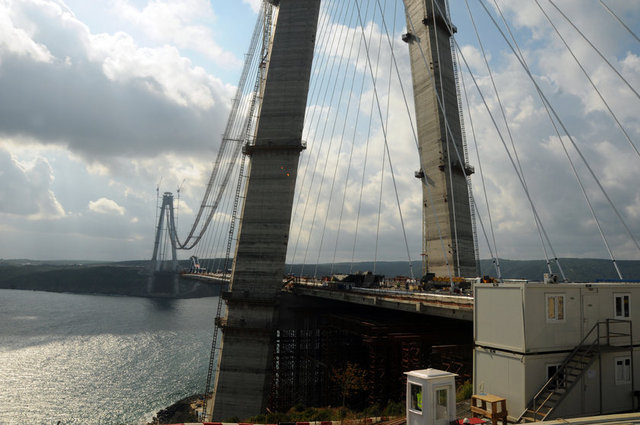 Kuzey Marmara Otoyolu Projesi kapsamında devam eden çalışmalarda deniz seviyesinden 305 metre yükseklikteki kulelerde betornerme çalışmaları tamamlandı.