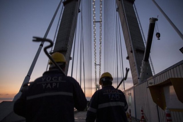 Betonarme tabliye dış kenarlarındaki yaya yollarının (walkway) yapımı devam ederken, Avrupa yakasında 19 adet ve Asya yakasında da 19 adet olmak üzere...