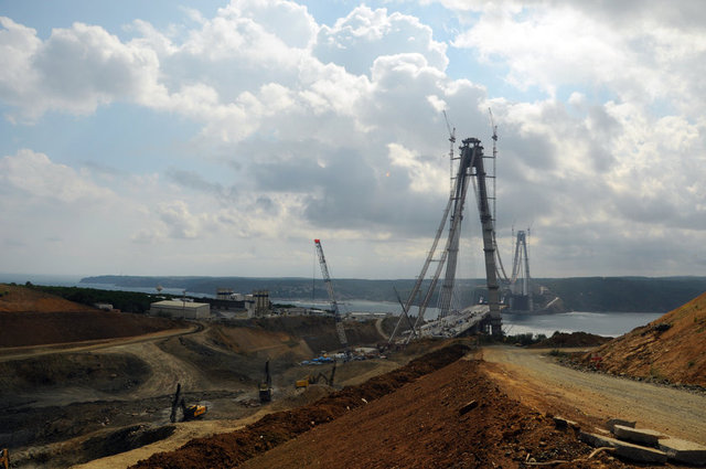 Çok geniş bir şantiyede inşaasına devam edilen 3.köprüde son teknoloji vinçler kullanılıyor.