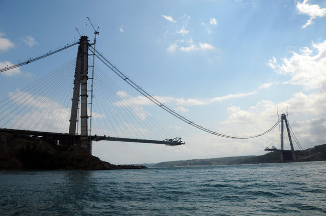 Tabliyelerin asılması işlemi için bin 800 tonluk yüzer vinç kullanılıyor. Köprünün iki yakasındaki tabliyelerin birleşmesine ise sadece 750 metre kaldı.