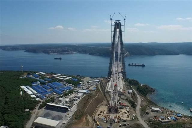 Köprünün toplam uzunluğu ise 2 bin 164 metre. Köprü bu özelliği ile üzerinde raylı sistem olan dünyanın en uzun asma köprüsü olacak. Köprü kulelerinin boyu açısında da köprü yeni bir rekora imza atıyor.  -