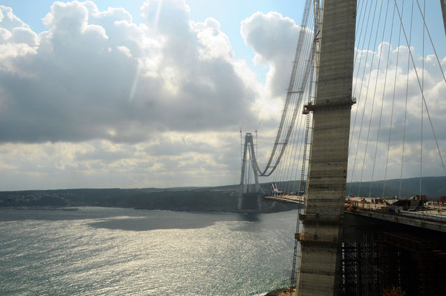 İstanbul trafiğini büyük ölçüde rahatlatacağı belirtilen 3. köprüye yerleştirilen 26 adet çelik tabliyenin montajına devam ediliyor.