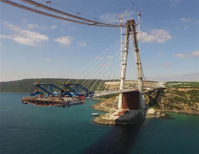Yavuz Sultan Selim" adı verilecek 3'üncü Boğaz Köprüsü'nde çalışmalar hızla sürüyor. Geçtiğimiz aylarda önce kuleler arasına kılavuz kablo çekilmiş, ardından iki yaka ana kablonun döşenmesinde kullanılacak (Cat Walk) kedi yolu da tamamlanacak.
