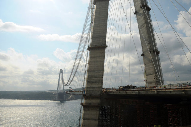 Kedi yolu montajının geçtiğimiz aylarda tamamlandığı 3.köprüde iki kıtayı birleştirecek olan tabliyelerin kaldırılması için inşaat sahasına yerleştirilen 'Derrick Crane' isimli dev vinçler, köprünün çelik tabliyelerinin deniz ve karadan kaldırılıp yerleşt