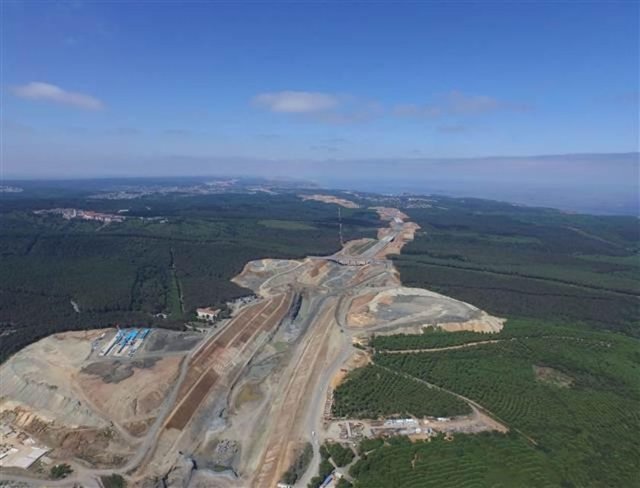 Köprünün ışıklandırılmasıyla İstanbul Boğazı yeni bir inci kolyeye daha kavuştu. Ttabliye döşenme işleminin sürdüğü Yavuz Sultan Selim köprüsünde iki yakanın otoyol ve tren yoluyla birleşmesine 648 metre kaldı. -