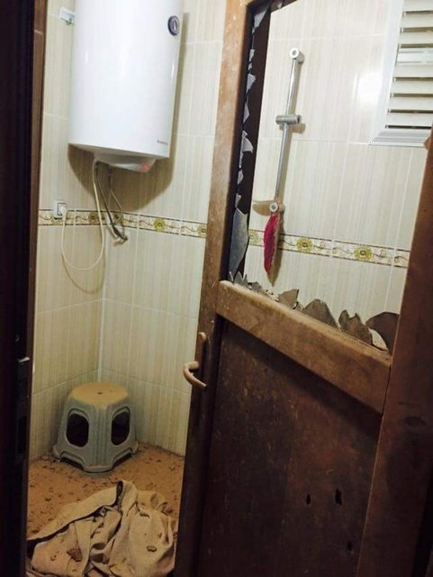 Çıkan çatışma şiddetlenince panik yaşayan çift, bebeklerini, puset içinde, güvende olması için arka tarafta bulunan banyoya koydu.